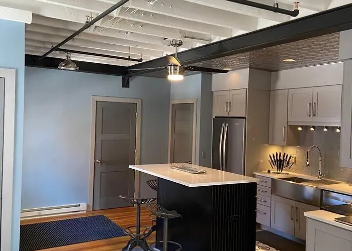 Victory #1 On Main St W/ Reserved Parking Apartment